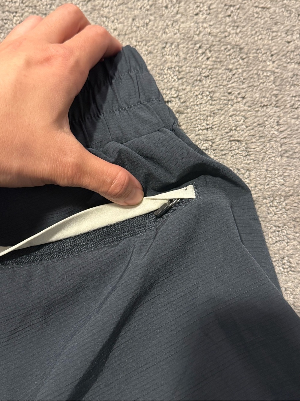 VUORI Women's Navy Performance Shorts with Contrast Trim - Picture 4 of 4